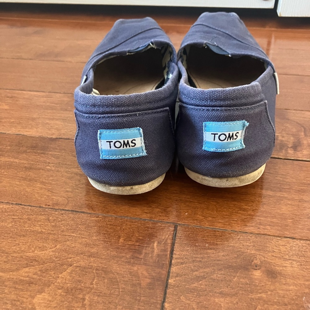 Toms - Picture 2 of 3
